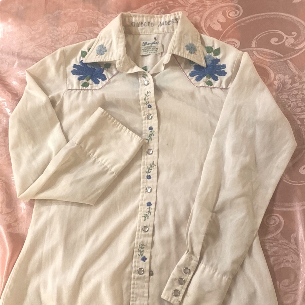 Awesome vintage wrangler shirt with embroidered flowers, size medium